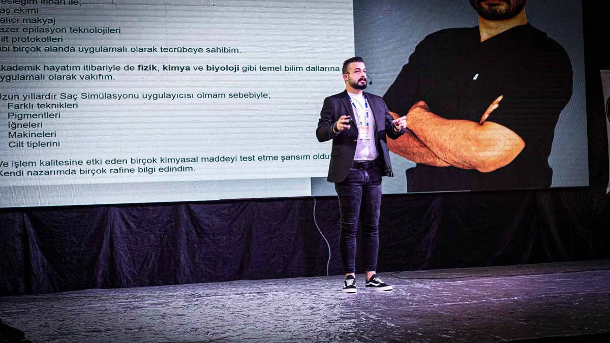 Semih Deniz lazer epilasyon ve saç simülasyonu seminerinde sunum yapıyor
